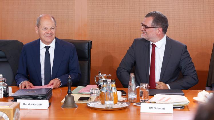 Kabinettssitzung Berlin, 24.08.2022 - Bundeskanzler Olaf Scholz vor Beginn der Kabinettssitzung im Kanzleramt mit Kanzl