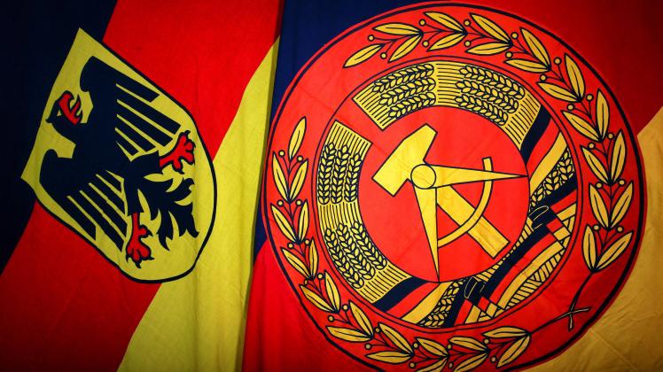 Staatsflagge der Bundesrepublik Deutschland neben der Staatsflagge der Deutschen Demokratischen Republik Themenbild, Sy