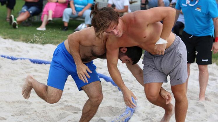 Zwei Kämpfer beim Beach-Wrestling. Die junge Sportart scheint auf dem Vormarsch. 