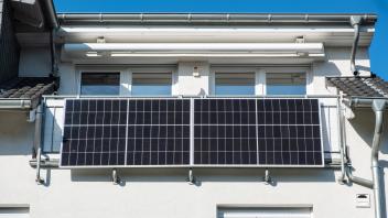 Solarpanele an einem Balkon in Monheim am Rhein Monheim am Rhein Nordrhein-Westfalen Deutschland *** Solar panels on a b