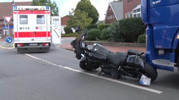 In Menslage fuhr ein Lkw auf ein Motorrad auf.