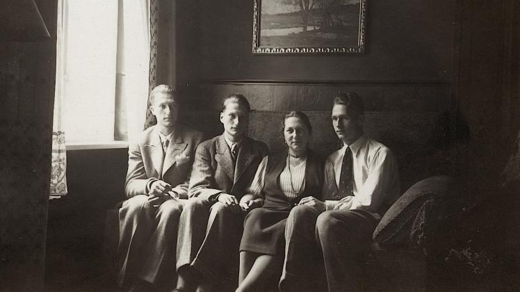 Wally Lesser und ihre drei Söhne sitzen in der Wohnung Domlinden 5 für ein gemeinsames Erinnerungsfoto 1936 zusammen. Kurz danach gehen zwei der jungen Männer ins Exil, drei Jahre später folgt der dritte. Erst danach macht sich die Mutter auf den Weg. Sie sollten sich nicht mehr wiedersehen. 