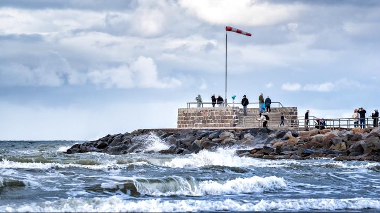 Westwind über Warnemünde - an der Ostseeküste wehte ein frischer Westwind mit teilweise stärkeren Böen.
Für Spaziergänger auf der Westmole gab es viel zu sehen.
Foto: Georg Scharnweber