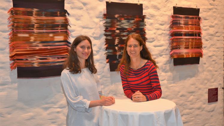 Ausstellung „Dem roten Faden nach“ mit Werken von Ana Streng im Tuchmacher-Museum Bramsche; Ana Streng und Kerstin Schumann (von links) 