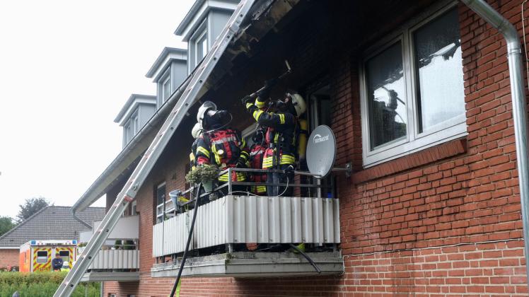 Die Feuerwehr verhinderte, dass sich der Brand auf das Dach ausweitete.
