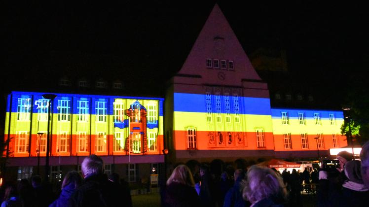 Eine Premiere am späten Samstagabend: Fast die komplette Rathausfassade ist in die Delmenhorster Farben getaucht.