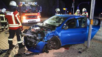 Schwerer Unfall auf Kreuzung mit Elektroauto bei Elmshorn: Zwei Frauen verletzt