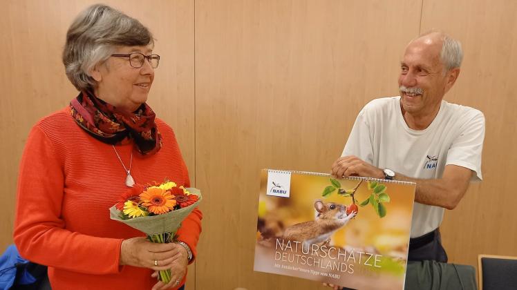 Die langjährige Kassenwartin Brigitte Moll wurde vom Vorsitzenden des NABU Bad Oldesloe, Klaus Graeber, verabschiedet.