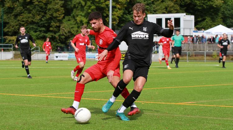 Der linke Fuß von Salih Ramo vom FC Kilia Kiel hakt bei Leon Apitz vom Eckernförder SV ein. Die Kilianer gewannen ihr Heimspiel mit 5:1 gegen den ESV.