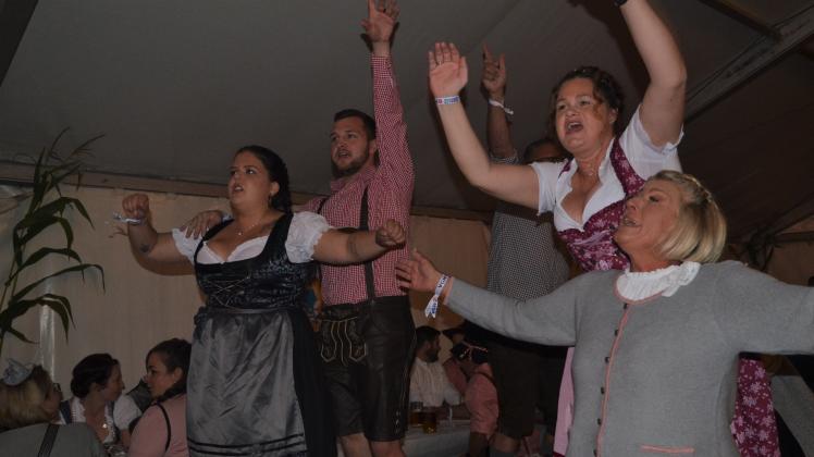 Rund 400 Menschen feierten am Samstag das Oktoberfest auf den „Hüggelwiesen“ in Hasbergen