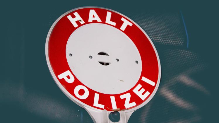 Bamberg, Deutschland 28. April 2021: Eine Polizeikelle mit, Halt Polizei. Bayern *** Bamberg, Germany 28 April 2021 A po