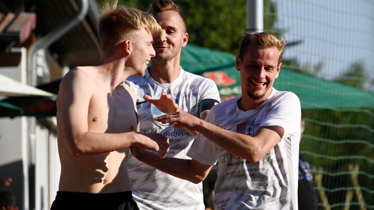 freude über das 2:0 durch (10) Jakob Ulf Henningsen | FSG Ostseeküste - TSV Rot-Weiß Niebüll | 
2022-09-03
sieg fotografie -