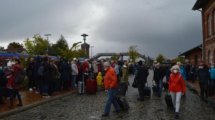 Hunderte Bahnreisende strandeten am Sonntagvormittag bei Regen auf dem Bredstedter Bahnhof.