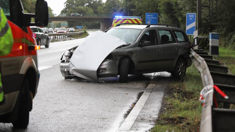 Unfall A23 bei Pinneberg: Der Kombi der Marke Opel wurde bei dem Unfall schwer beschädigt. Die Polizei geht von einem Totalschaden aus.