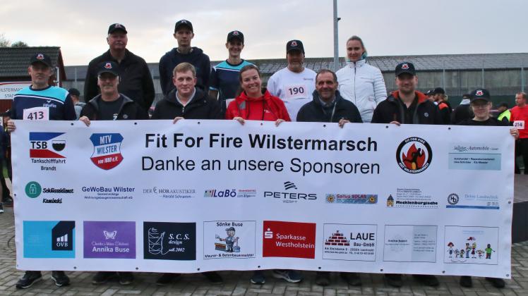 Sie spenden für die Nachwuchs-Brandbekämpfer: Die Sponsoren des Spendenlaufs in Wilster.