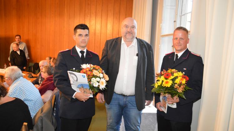 Nach der Ernennung zur Wehrführung: Sven Tießen (l.) und Stefan Holz (r.) zusammen mit Siegfried Hansen.
