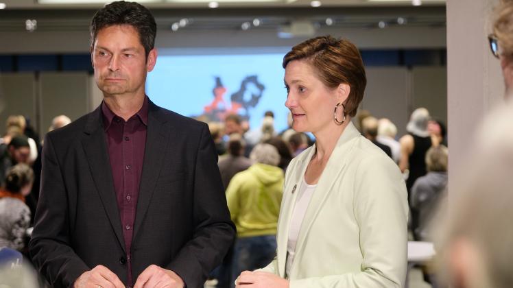 Fabian Geyer (parteilos) und Simone Lange (SPD) am Wahlabend in der Bürgerhalle des Rathauses.