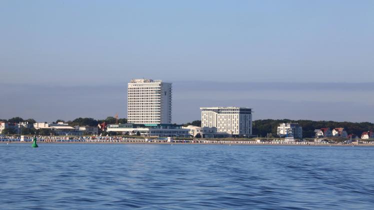 Blick am Mittwoch (24.08.2022) auf den Urlaubsort Warnemünde aus Richtung Ostsee mit dem Hotel Neptun und dem aja Resort