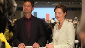 Sie treten zur Oberbürgermeister-Stichwahl am 2. Oktober in Flensburg an: Herausforderer Fabian Geyer und Oberbürgermeisterin Simone Lange.