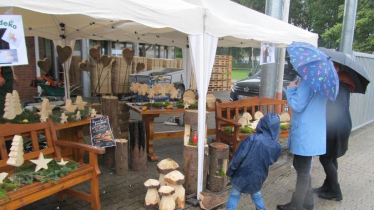 Beim Herbstmarkt in Nödike im Jahr 2019 hielt Regen viele von einem Besuch ab. Am Wochenende hoffen die Veranstalter auf besseres Wetter.