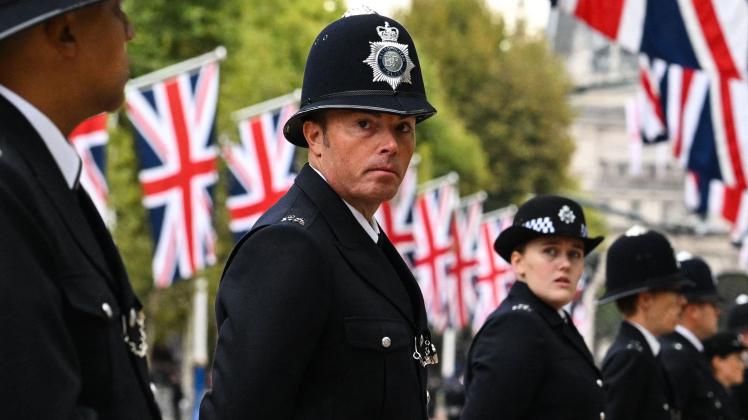 SEBASTIEN BOZON Police officers stand guard along the Mall in London on September 19, 2022, ahead of the State Funeral Service of Britain's Queen Elizabeth II. - Leaders from around the world attended the state funeral of Queen Elizabeth II. The country's longest-serving monarch, who died aged 96 after 70 years on the throne, was honoured with a state funeral on Monday morning at Westminster Abbey. (Photo by SEBASTIEN BOZON / AFP)