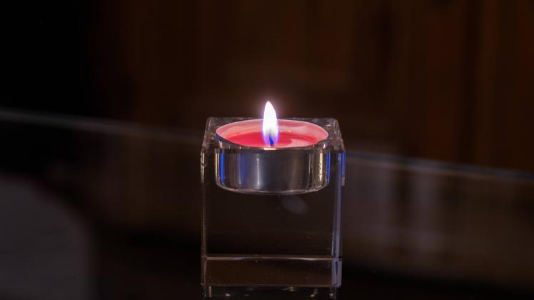 Eine brennende Kerze in Aachen am 7 Maerz 2022 GERMANY - AACHEN - CANDLE