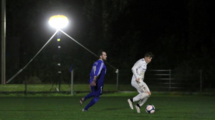 Behelfs-Flutlicht mit Kim Stieb (SC Pinneberg, links) gegen Lars Schulz (TSV Sparrieshoop, rechts)