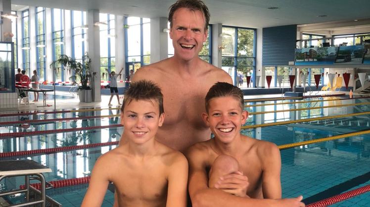 Trainer Matthias Faber und seine Schützlinge Titus Reuter und Max Borowski brachten Gold, Silber und Bronze von den Deutschen Meisterschaften im Schwimm-Mehrkampf mit. 