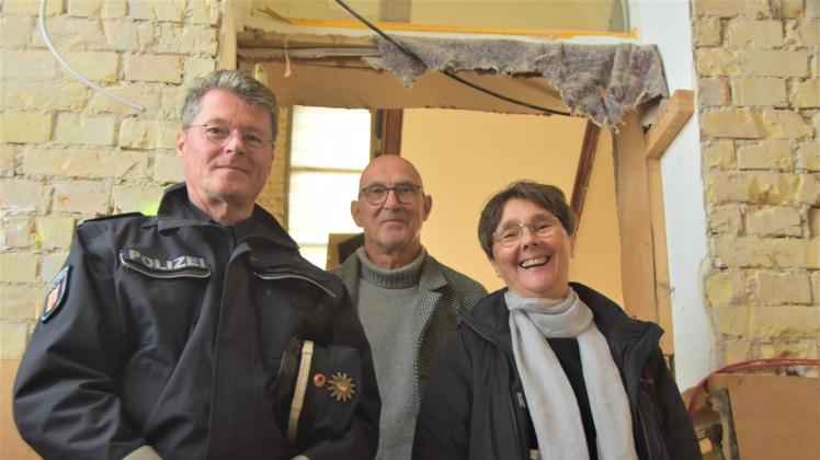 Die Drei auf der Baustelle (von links): Sylts Polizeichef Dieter Johannsen, Architekt Götz Lammers und Ministerin Monika Heinold.