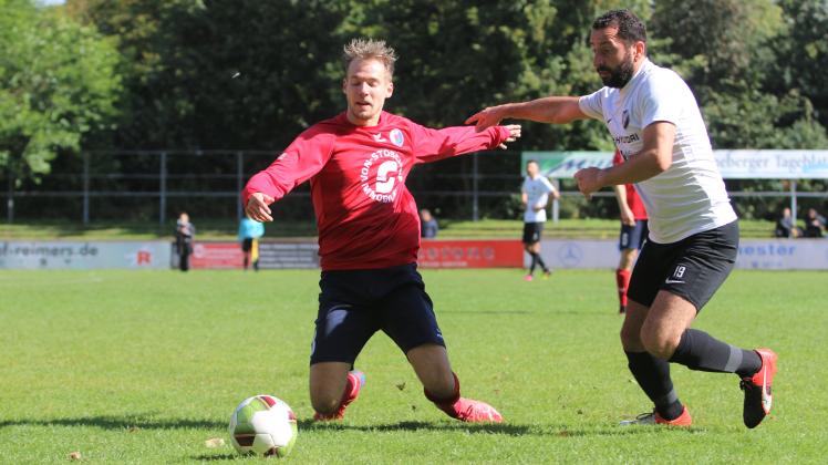 Finn Johannsen (VfL Pinneberg, links) gegen Mesut Yildiz (FC Elmshorn, rechts)