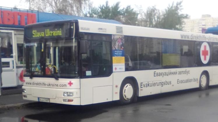 Der frühere Linienbus der Firma Levelink aus Meppen vor einem Lagergebäude in Kiew. Hingefahren hat das Fahrzeug der Meppener Ferdinand Paller.