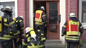 In Ankum brach die Feuerwehr eine Haustür auf, um sich Zugang zu einem möglicherweise brennende Haus zu verschaffen.NWM-TV