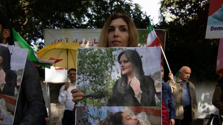 Protest vor der iranischen Botschaft in Berlin