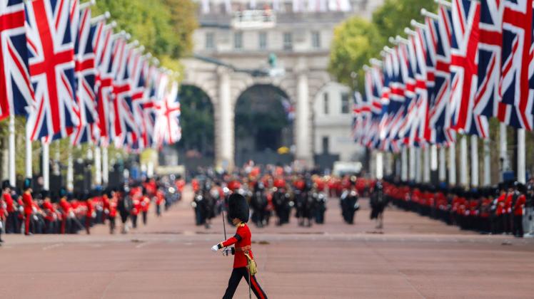 A King's guard crosses The Mall in London on September 19, 2022, during the State Funeral Service of Britain's Queen Elizabeth II. (Photo by Odd ANDERSEN / AFP)