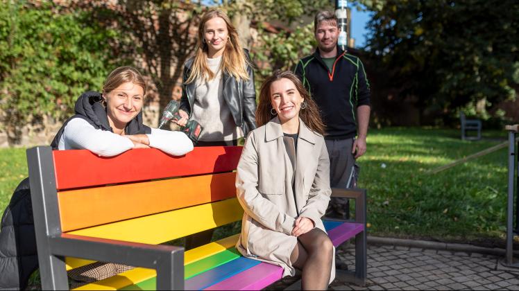 Eine von 1500 Sitzbänken in Rostock trägt jetzt die Regenbogenfarben