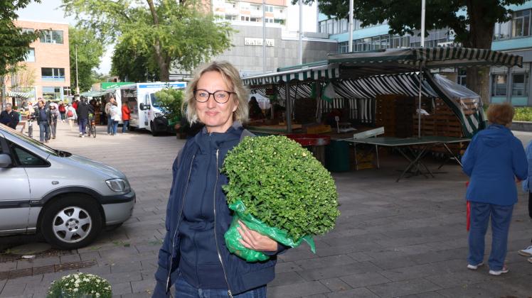 Angela Braatz ist Stammkundin auf dem Pinneberger Markt - vom neuen Standort aber wenig angetan.