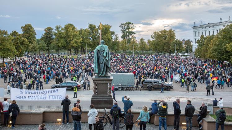 Tausende Menschen demonstrieren in Schwerin gegen die Bundesregierung.
