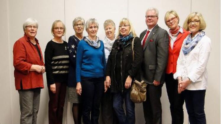 Der Vorstand vom DRK-Windeby: (Von links) Odilia Fust, Johanna Staack,Dorothea König, Barbara Wodi, Gudrun Vanselow, Renate Kämpf, Klaus Kaschke, Antje Kaschke und Doris Magnussen.