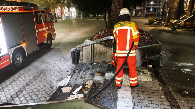 Auch auf den Südermarkt musste die Feuerwehr ausrücken: Hier brannten abgestellte Kartonagen an der Treppe zum Nikolaikirchhof.