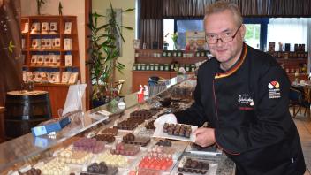 Geht voll in seinem neuen Beruf auf: Christian Sattler, der erste und einzige Schokoladen-Sommelier in MV.