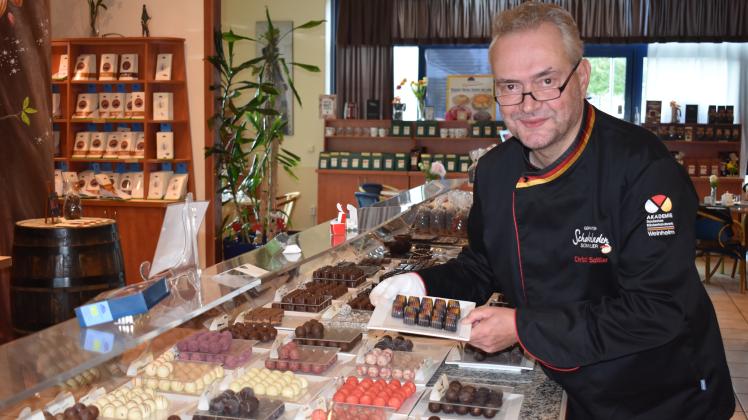 Geht voll in seinem neuen Beruf auf: Christian Sattler, der erste und einzige Schokoladen-Sommelier in MV.