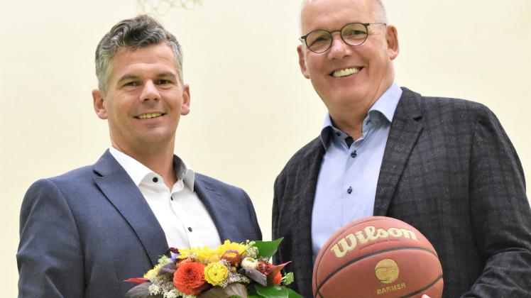Abschied unter Basketballern: Ralf Hoppe (l.) und Volker Hambrock.