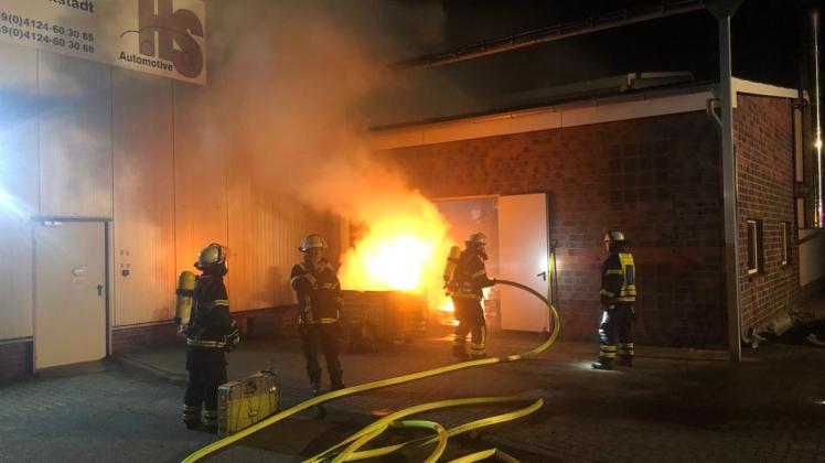 Feuer in Glückstadt: Feuerwehr verhindert Großbrand rechtzeitig.