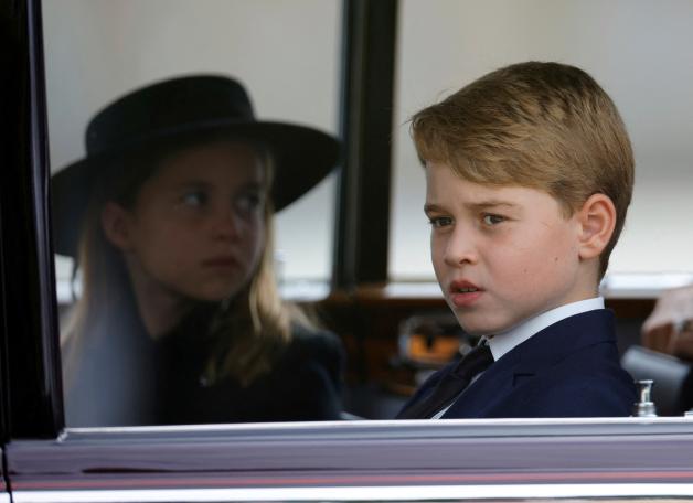 Prinzessin Charlotte und Prinz George sitzen nach dem Trauergottesdienst in einem Wagen.