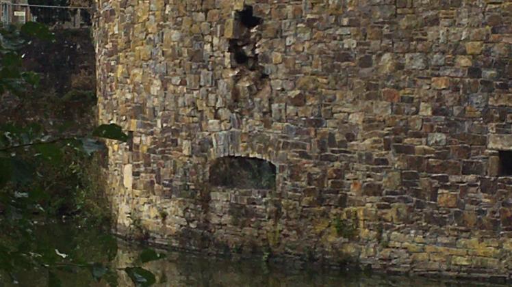 An der Nord-Ost-Bastion am Fürstenauer Schloss ist ein weiteres Mauerstück herausgebrochen.