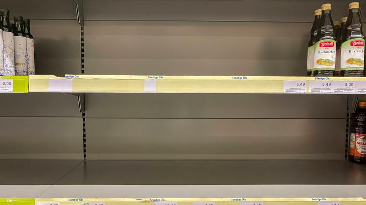 Speiseöl im Supermarkt. Aufgrund des Ukraine-Krieges neigt man in Deutschland erneut zu Hamsterkäufen. Speiseöl wird zur