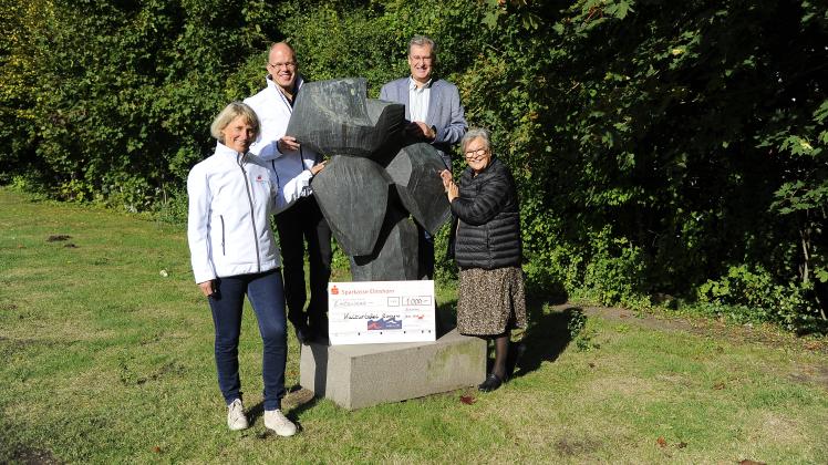 Bengta Reich (links) und Olaf Seiler von der Bürgerstiftung freuen sich, die Kulturtafel Elmshorn - vertreten durch Dörte Lippold und Eckbert Jänisch - unterstützen zu können. 