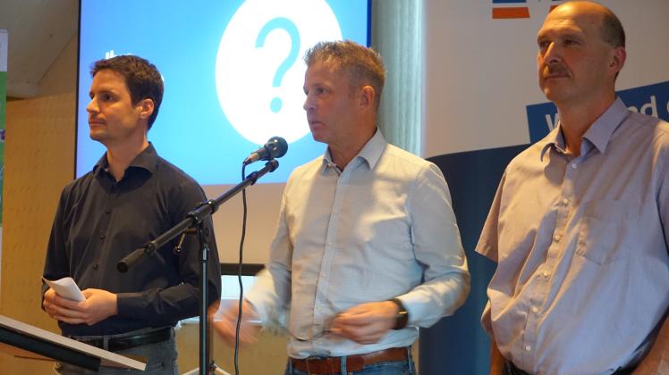 Premiere: Dominik May-Johann, Ralf Stolte und Herbert Niemann (von links) hatten zur ersten regionalen Infoveranstaltung in den Saal Holtkamp in Grafeld eingeladen.