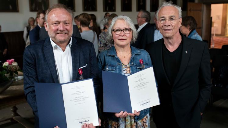 Medaillen für vorbildliche Verdienste um den Nächsten für Marianne Fährmann und Reinhard Höfelmeyer - hier zusammen mit Klaus J. Behrendt