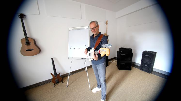 Bassist und Lehrer Markus Setzer öffnet am 1. Oktober seine Bass-Akademie im Osnabrücker Hafen.